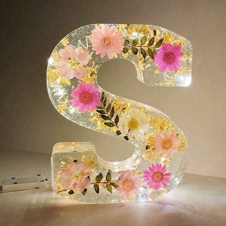 LumiFlair blomstermönstrad nattlampa med initial | Personlig ljuskälla i resin med mjukt LED-ljus