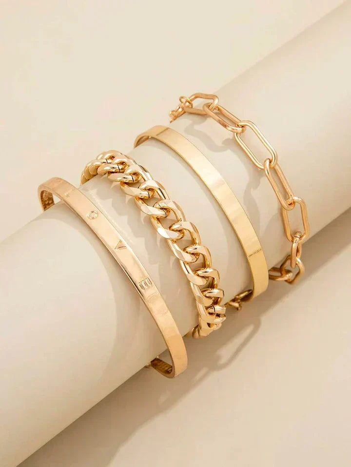Elegant armbandsset i guld med förfinade detaljer