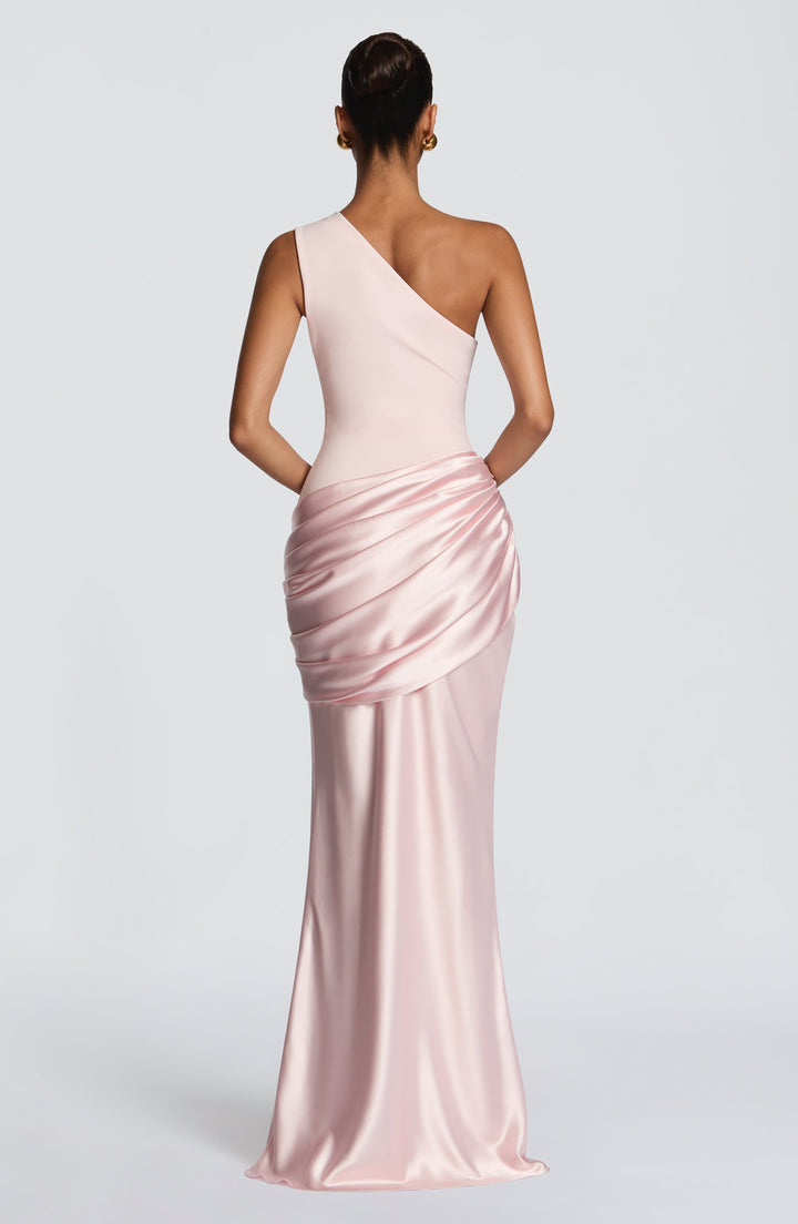 Abbey maxiklänning i satin med en axel