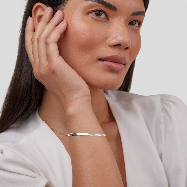 Elegant silverarmband med ormmotiv