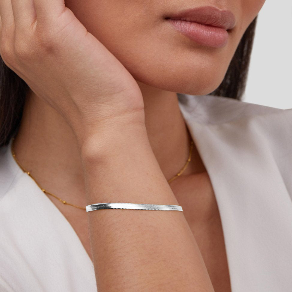 Elegant silverarmband med ormmotiv