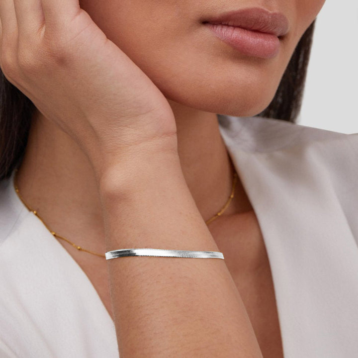 Elegant silverarmband med ormmotiv