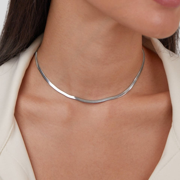 Elegant ormhalsband i silver med förfinad glans
