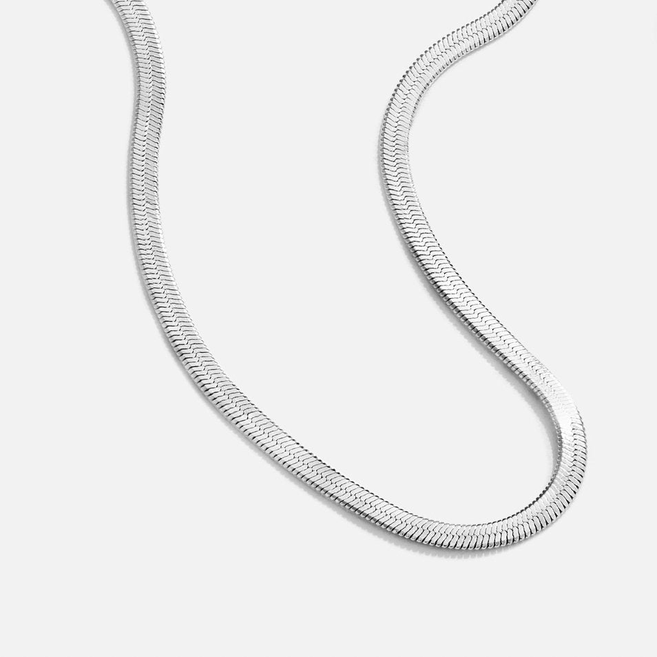 Elegant ormhalsband i silver med förfinad glans