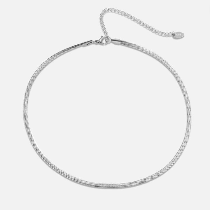 Elegant ormhalsband i silver med förfinad glans