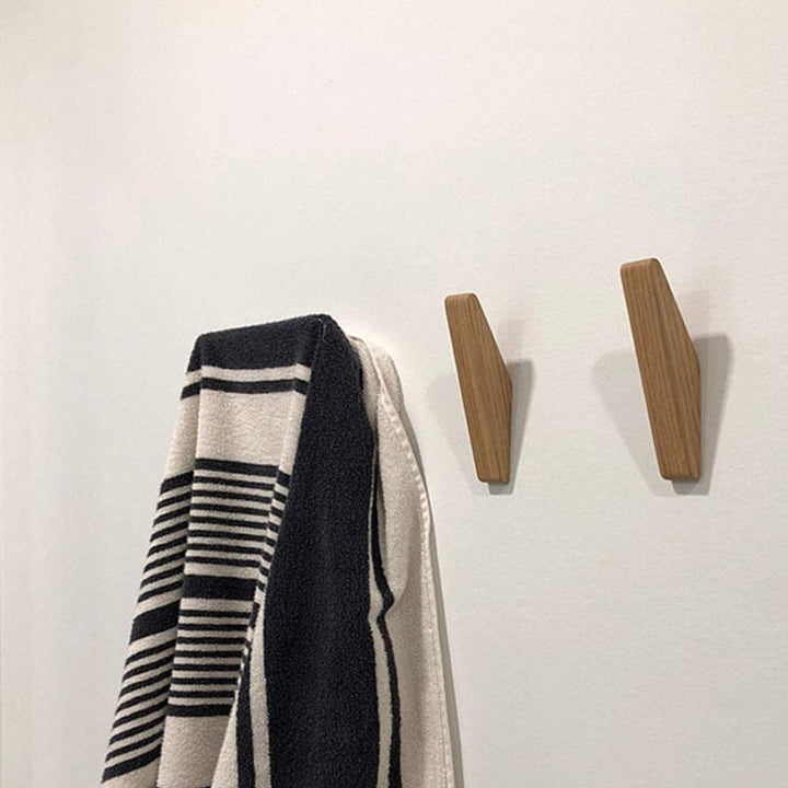 Minimalistiska väggkrokar i trä för hemmet – set med 6