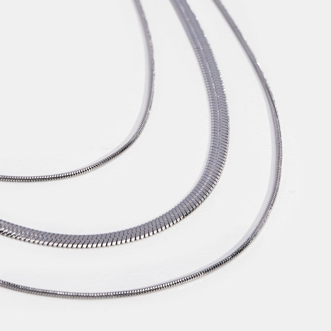 Elegant silverhalsband med flera lager