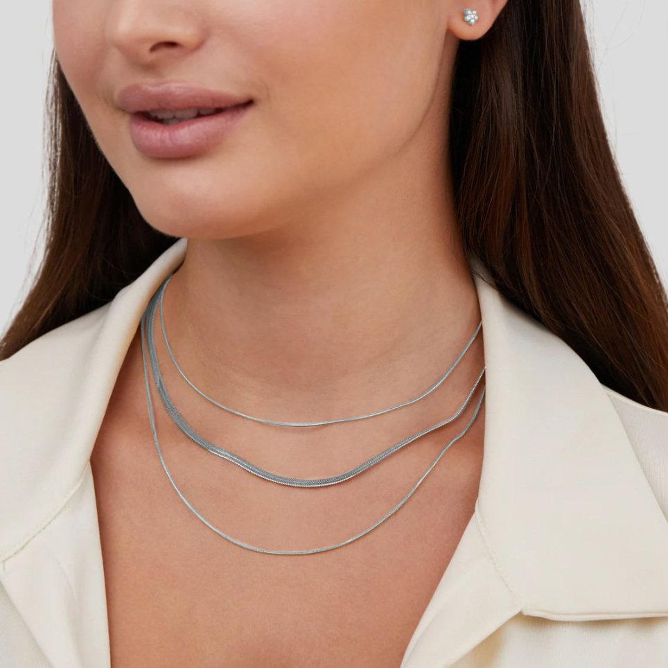 Elegant silverhalsband med flera lager