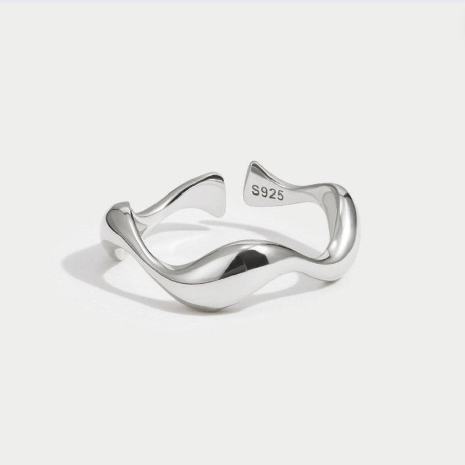 Elegant silverring med våg och förfinade linjer