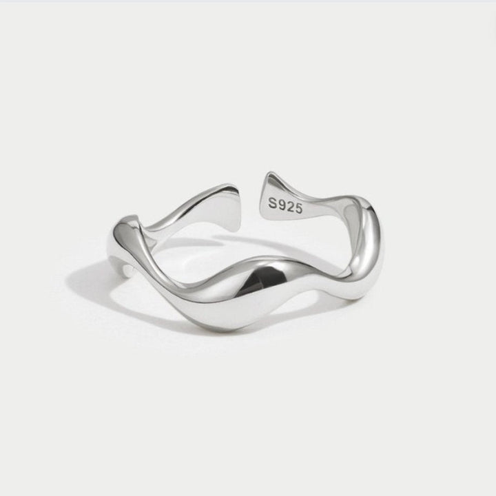 Elegant silverring med våg och förfinade linjer