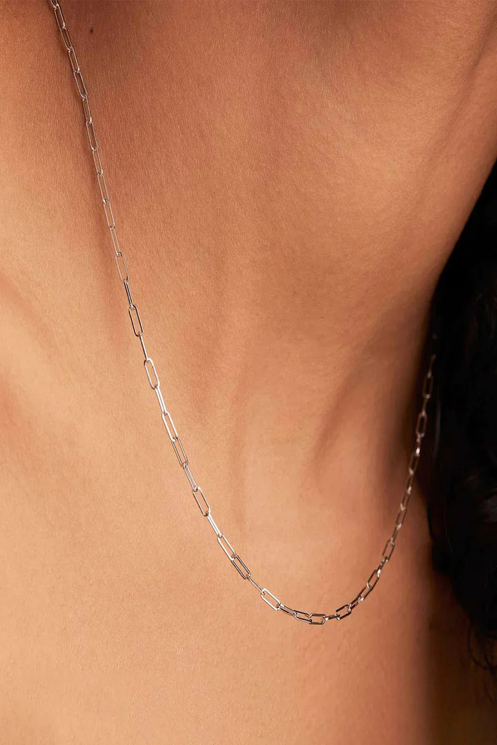 Förfinat halsband i vitguld med diskret glans