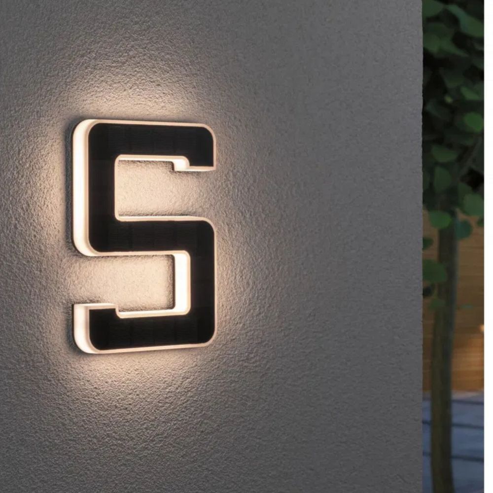 Soldriven husnummerskylt med LED och skymningssensor