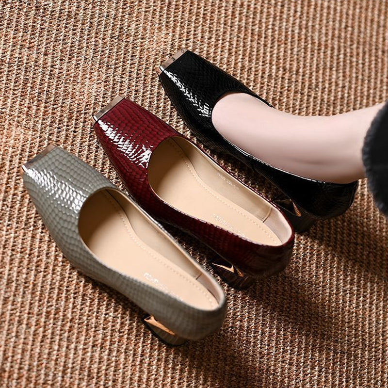 Pumps med ormskinnstryck och fyrkantig tå