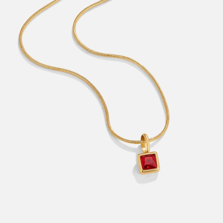 Halsband med fyrkantigt hänge och födelsesten