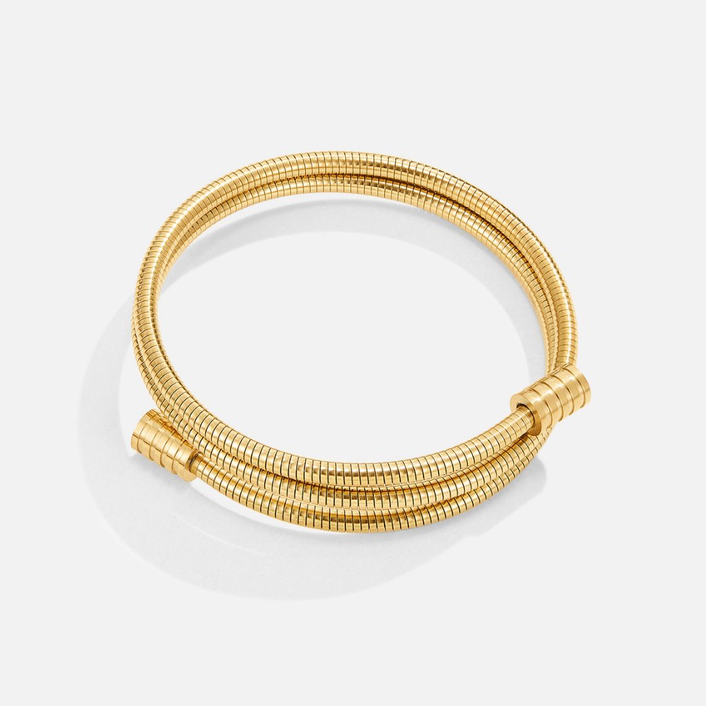 Elegant guldarmband med förfinad vridning