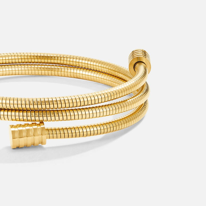 Elegant guldarmband med förfinad vridning