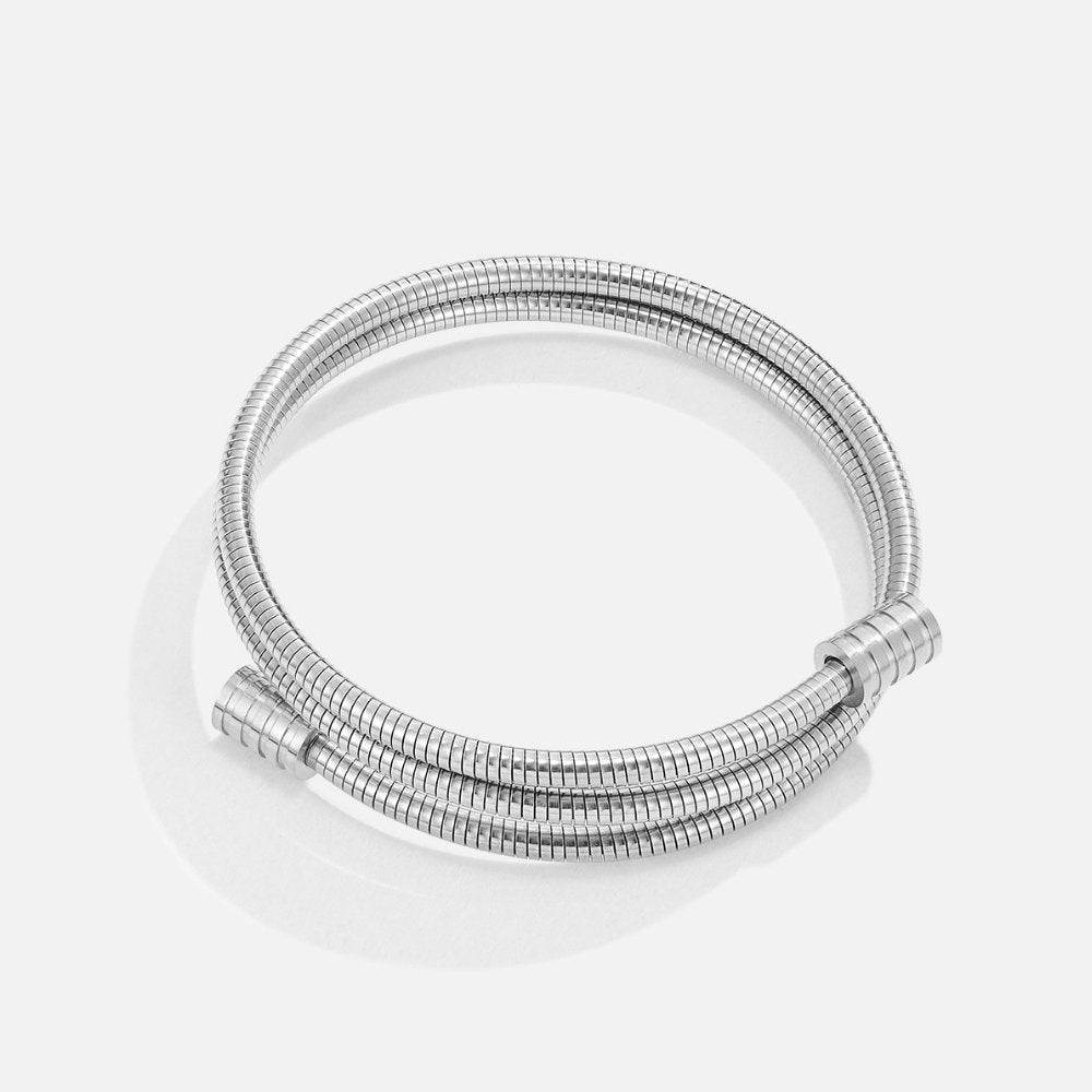 Förfinat silverarmband med en diskret twist