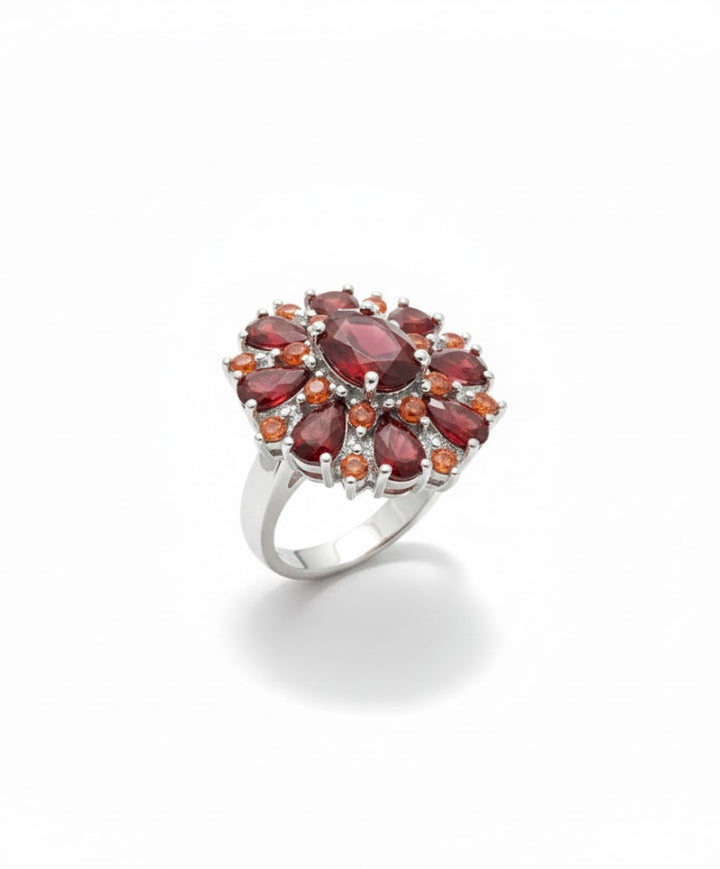 Elegant guldring med scharlakansröda blomblad