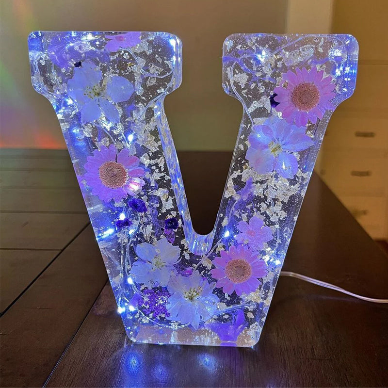 LumiFlair blomstermönstrad nattlampa med initial | Personlig ljuskälla i resin med mjukt LED-ljus