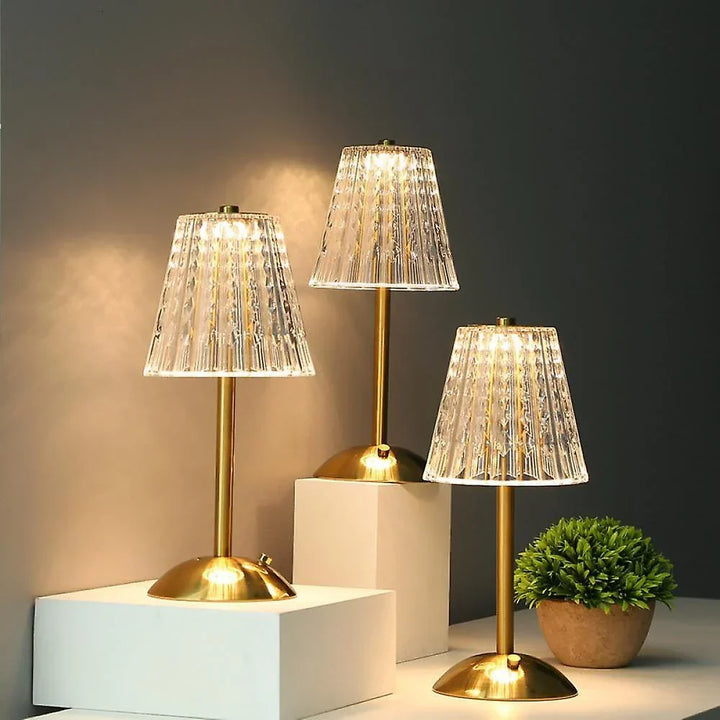 Elegant LED-bordslampa med lampskärm i kristall och guldfinish – touchtändning