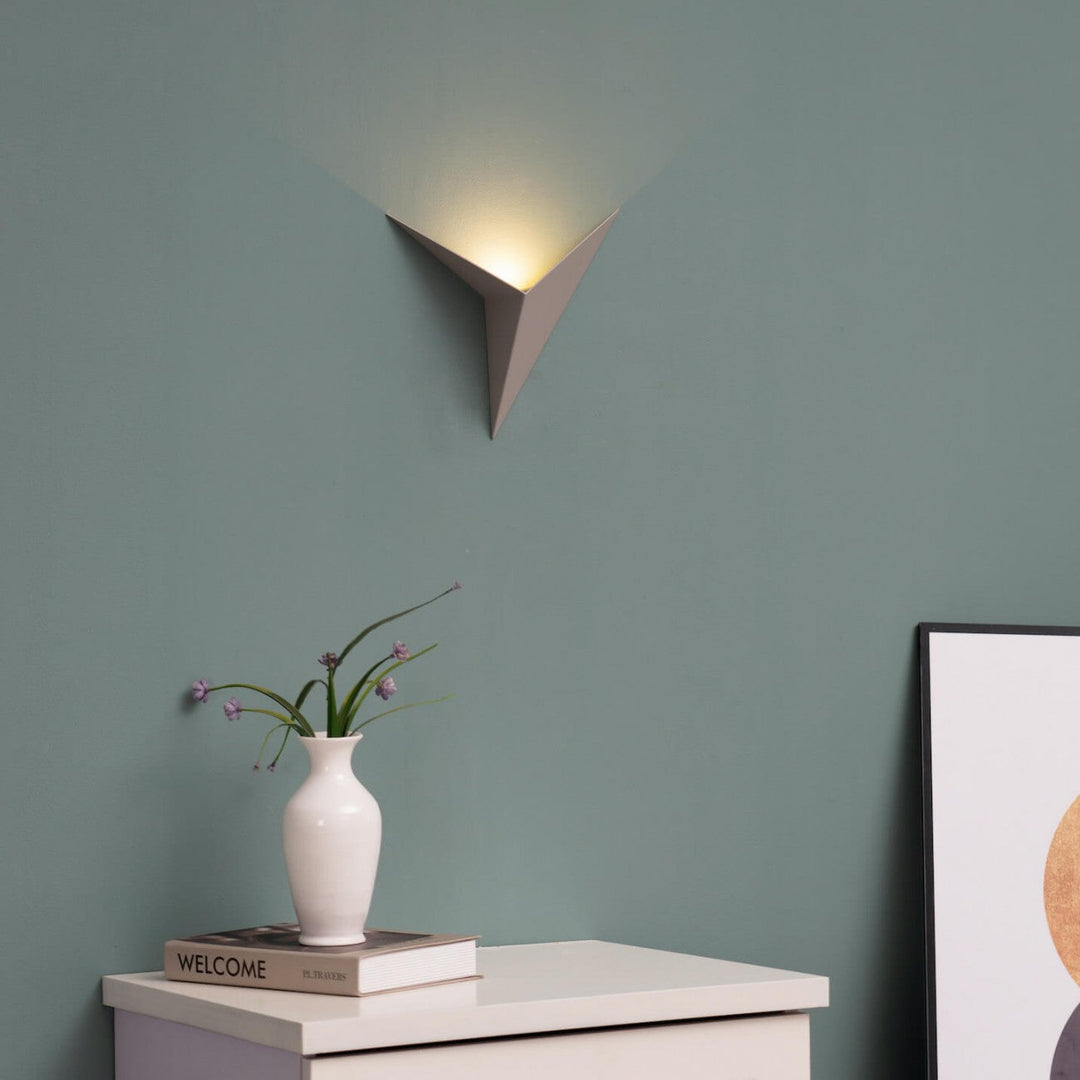 Modern triangulär vägglampa - TrigoLux