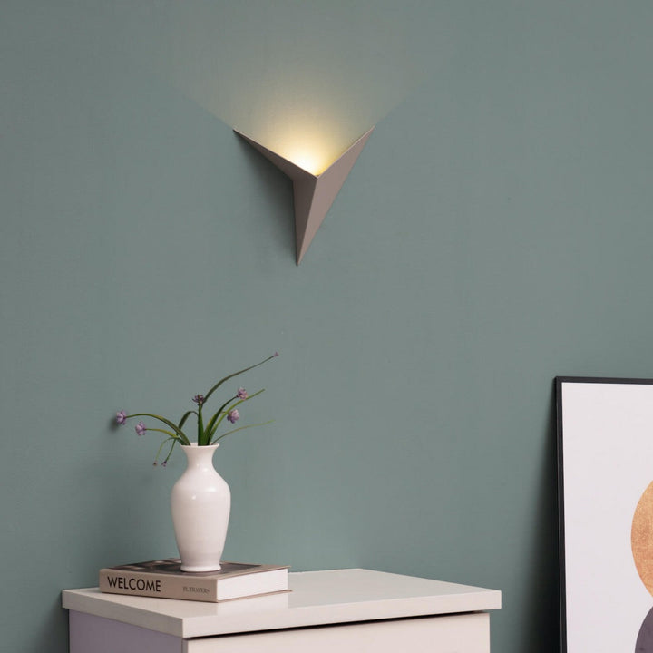 Modern triangulär vägglampa - TrigoLux
