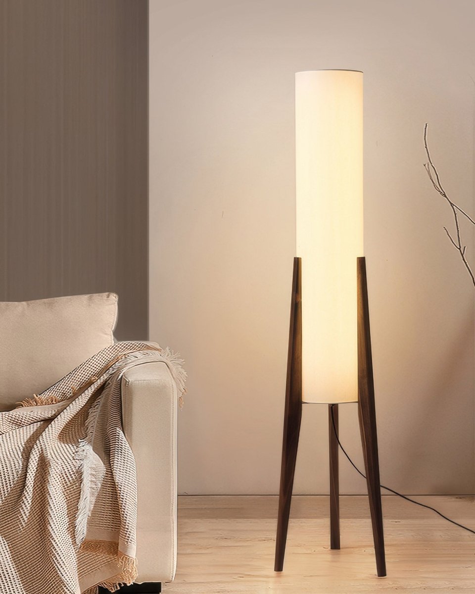 Golvlampa i valnötsträ – Ljuskonst för alla interiörer