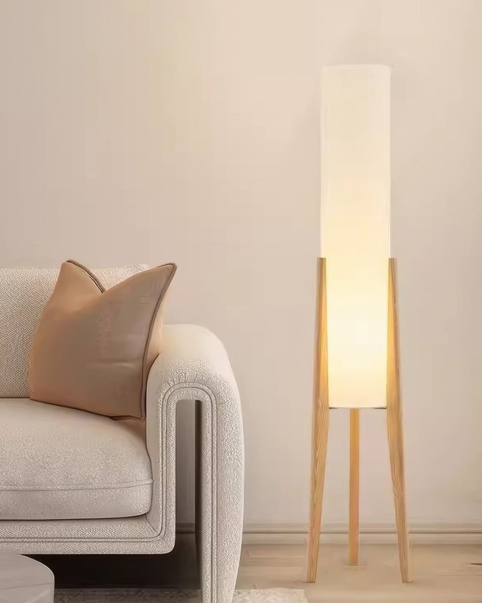 Golvlampa i valnötsträ – Ljuskonst för alla interiörer