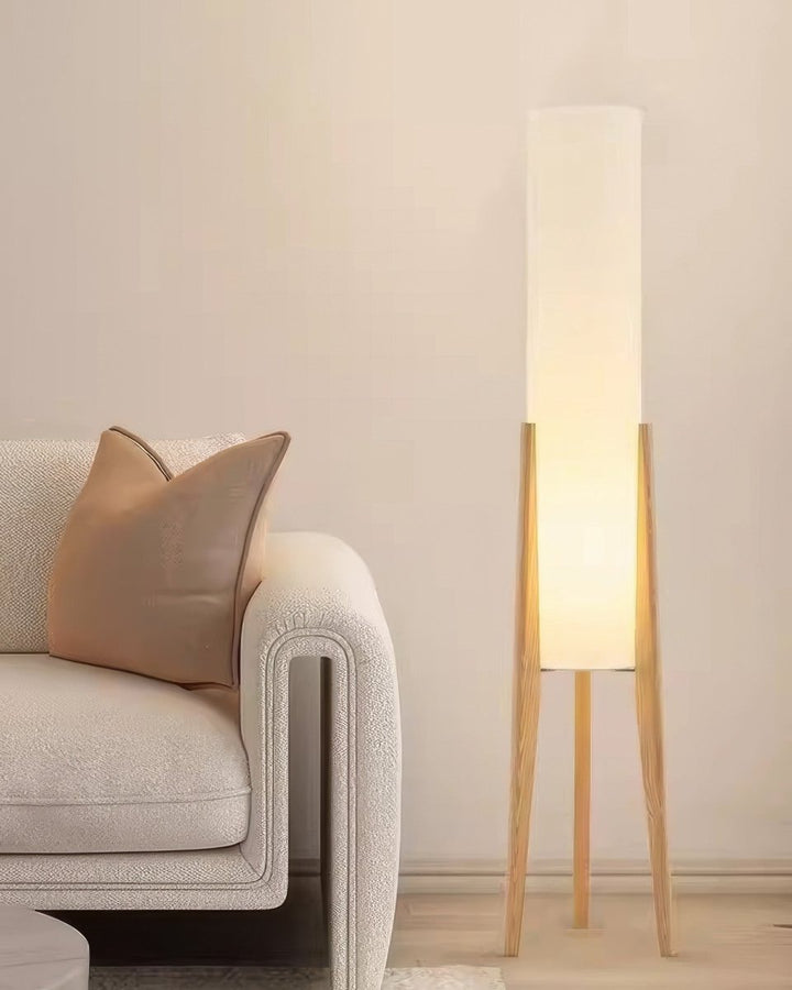Golvlampa i valnötsträ – Ljuskonst för alla interiörer