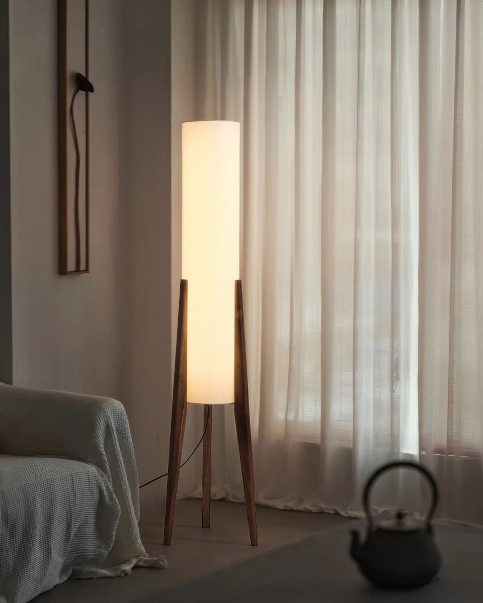 Golvlampa i valnötsträ – Ljuskonst för alla interiörer