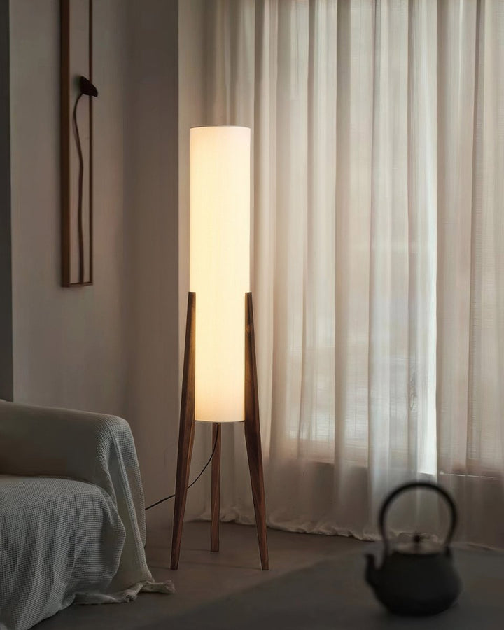 Golvlampa i valnötsträ – Ljuskonst för alla interiörer
