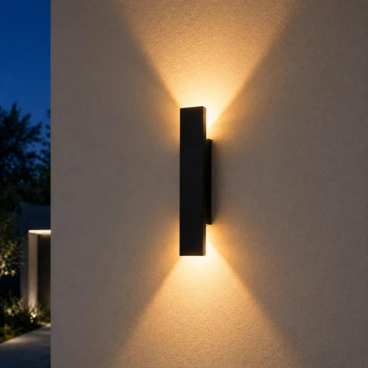 LED-vägglampa för utomhusbruk med upp- och nedåtstrålning – vädertålig, skyddsklass IP65