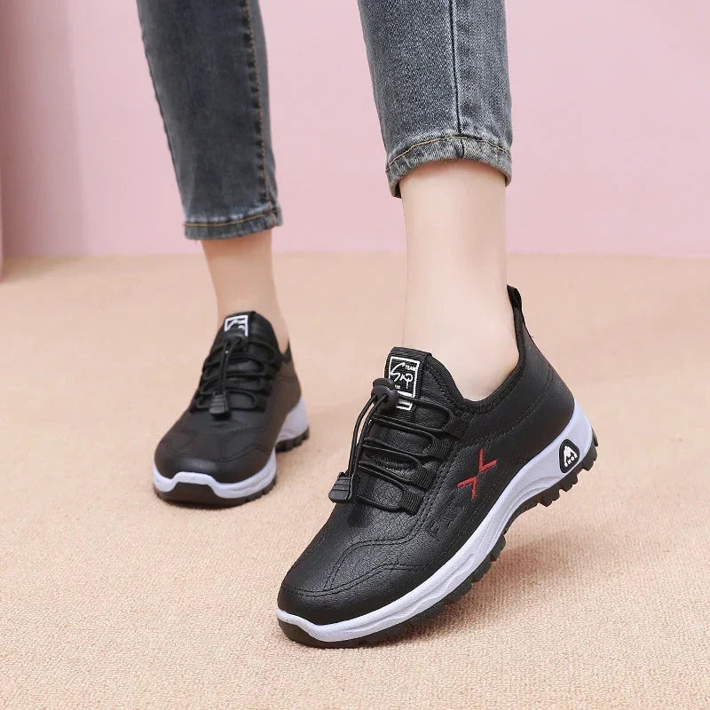 Vattentäta sneakers med snörning och fleecefoder för dam