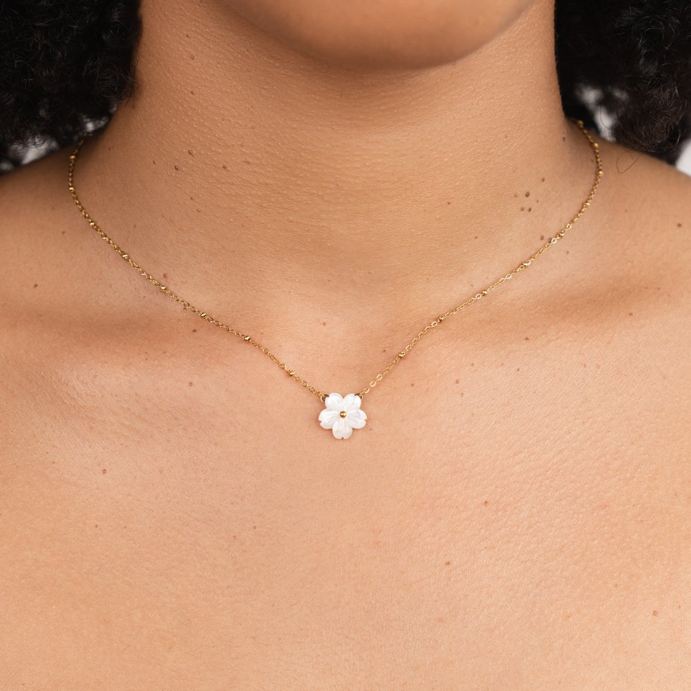 Halsband med vit blomsterblomma