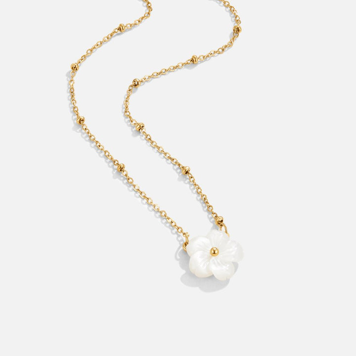Halsband med vit blomsterblomma