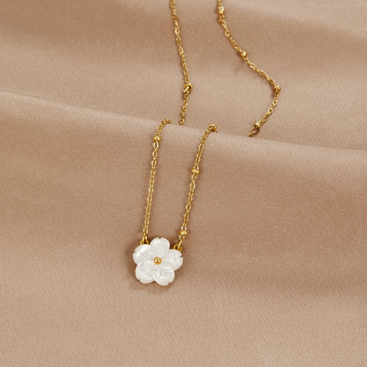 Halsband med vit blomsterblomma