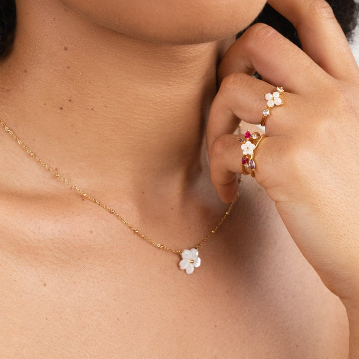 Halsband med vit blomsterblomma