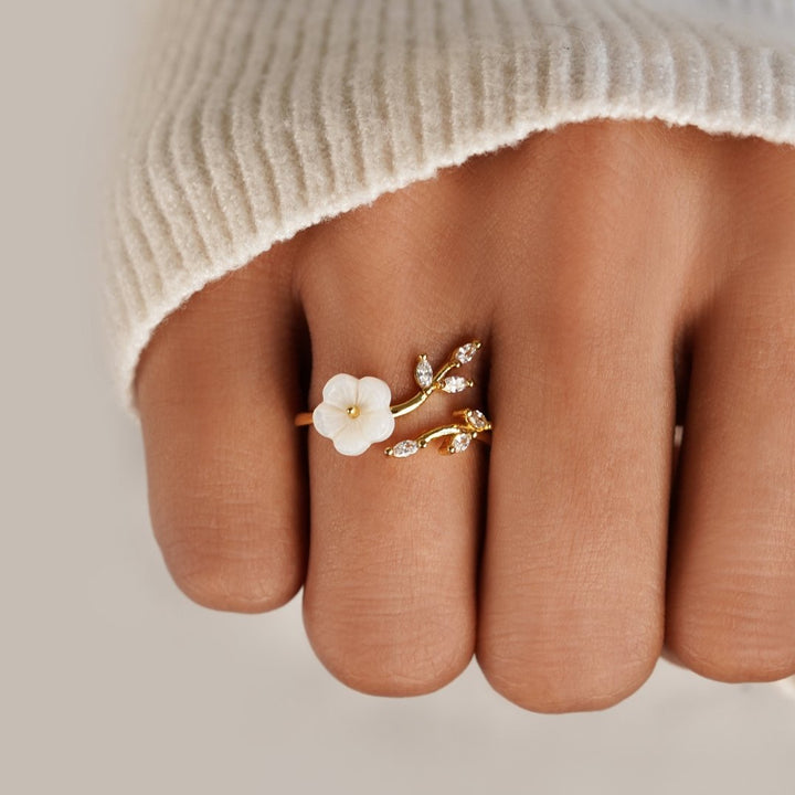 Mjuk blomring med vit zirkonia