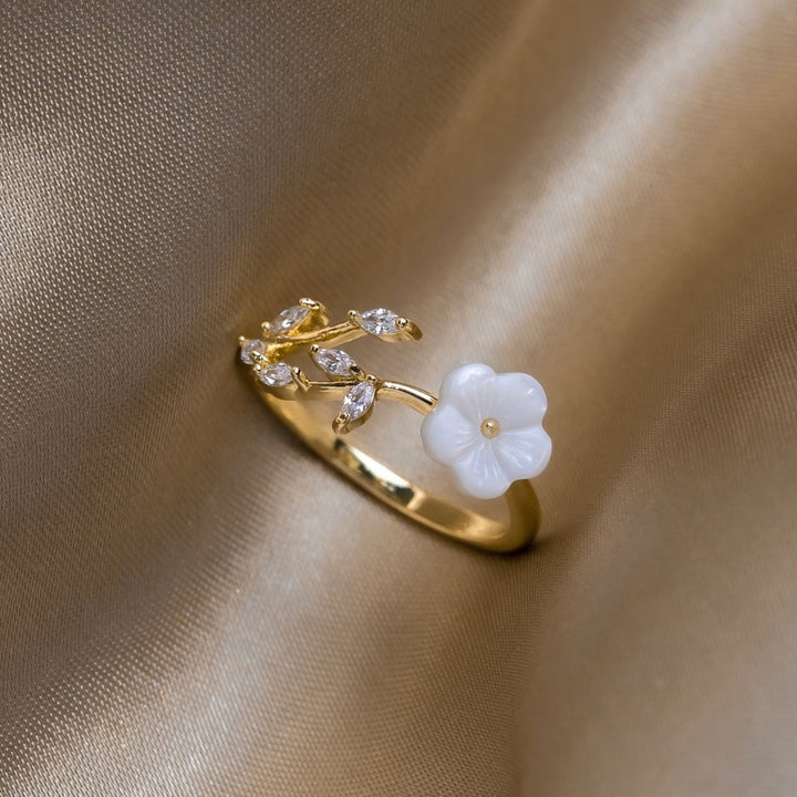 Mjuk blomring med vit zirkonia