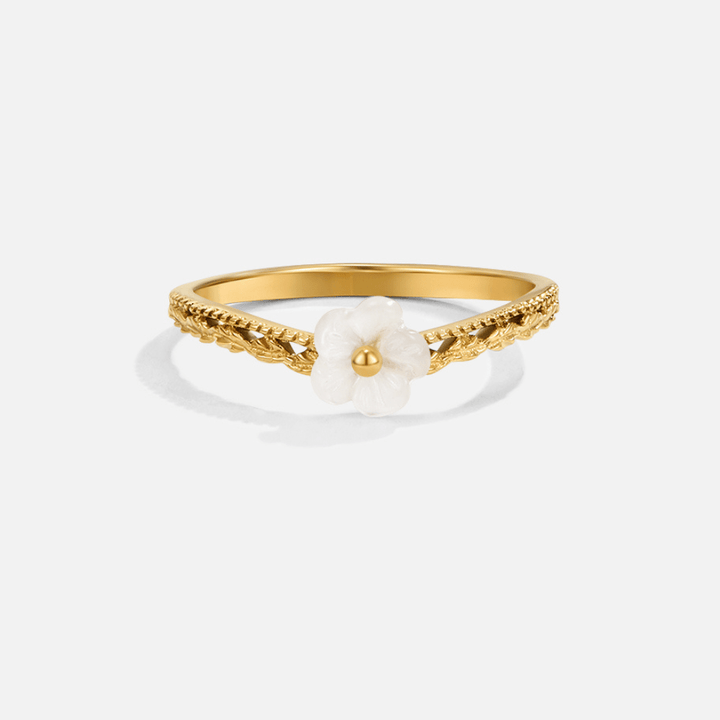 Ring med vita blomblad