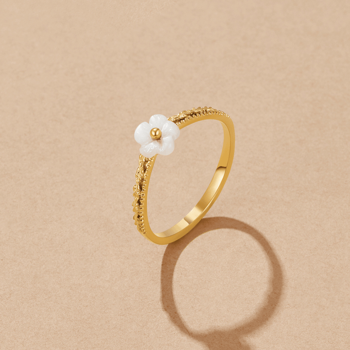 Ring med vita blomblad