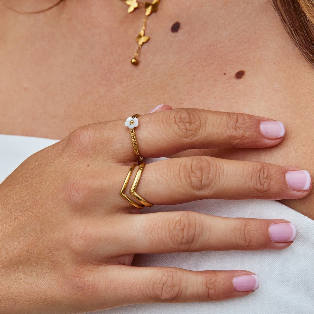 Ring med vita blomblad