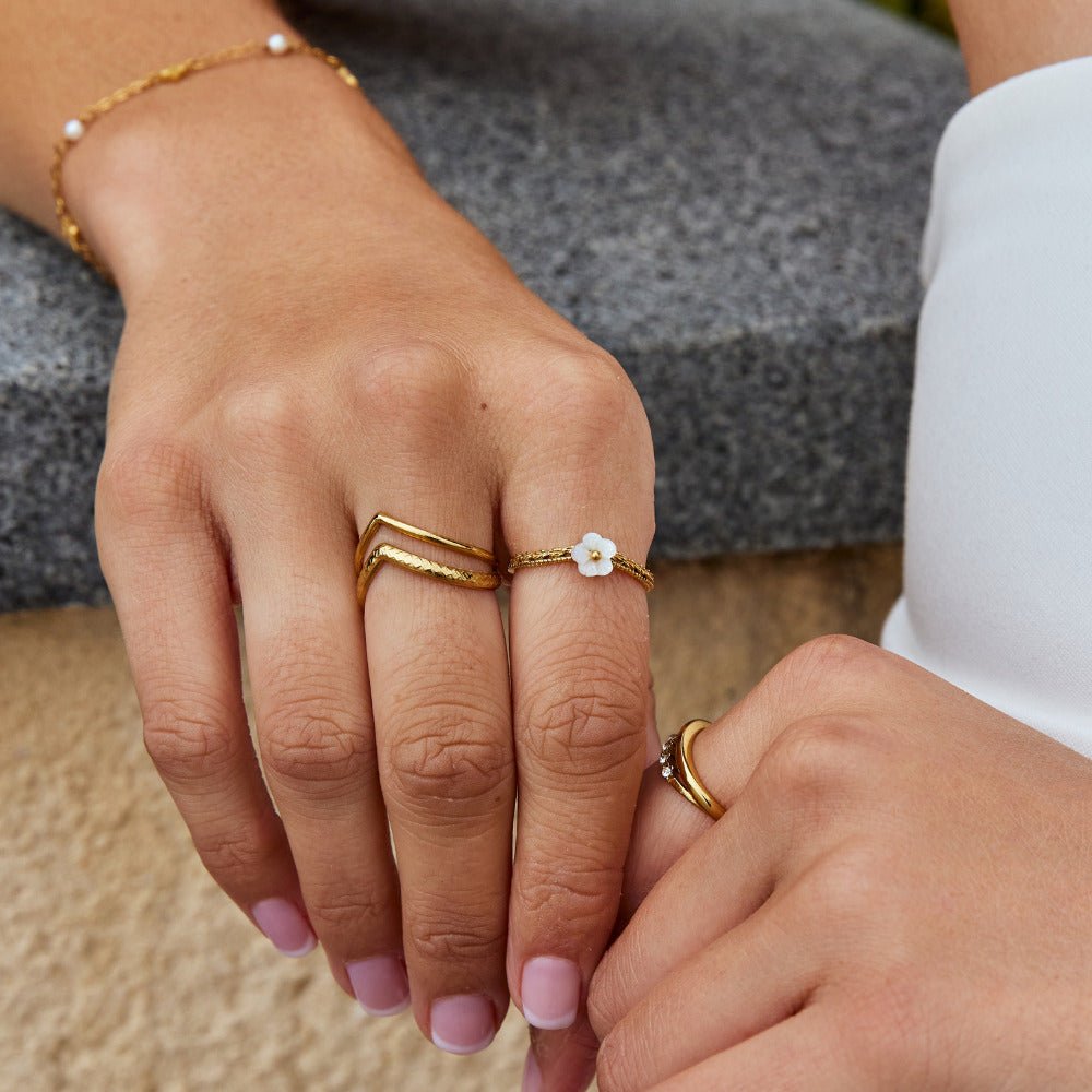 Ring med vita blomblad