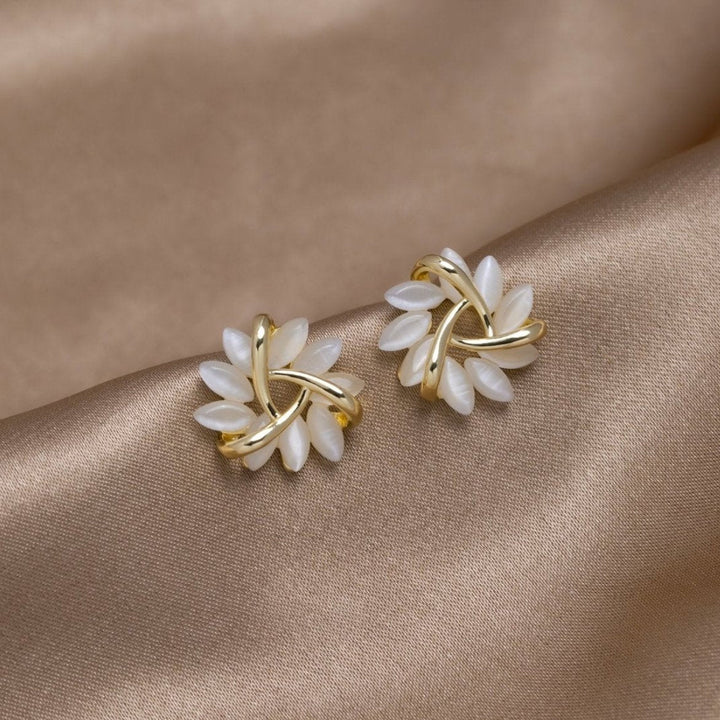 Eleganta guldörhängen med blommotiv
